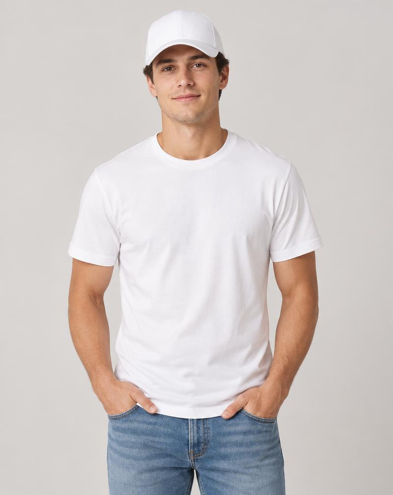 Pria mengenakan baseball cap putih