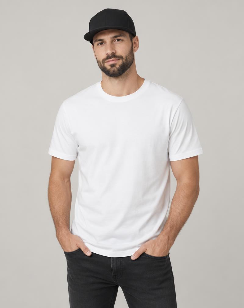 Pria mengenakan snapback hitam