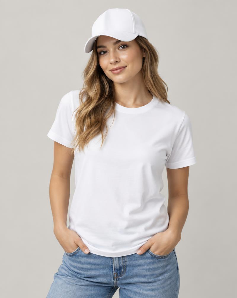 Wanita mengenakan baseball cap putih